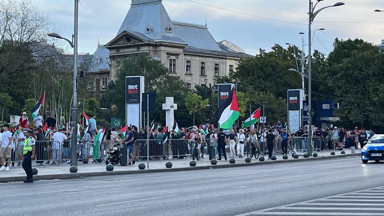 FOTO Câteva zeci de protestatari pro-Palestina s-au adunat în Piața Universității