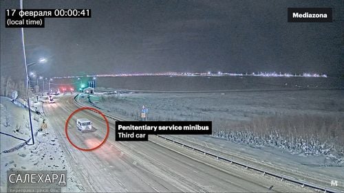 VIDEO Mediazona: Camerele de supraveghere surprind un convoi rusesc la miezul nopții care ar fi transportat cadavrul lui Navalnîi de la închisoare la morgă