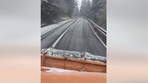 VIDEO În Harghita se circulă în condiții de iarnă / Drumarii: ”Am acționat cu utilajele de deszăpezire și cu materiale antiderapante”