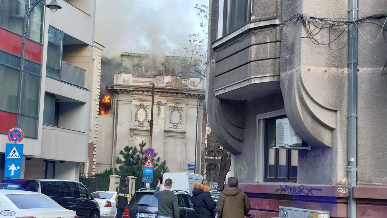 Incendiu la o clădire dezafectată din centrul Capitalei / Traficul în zonă e blocat / Există risc de prăbușire a clădirii