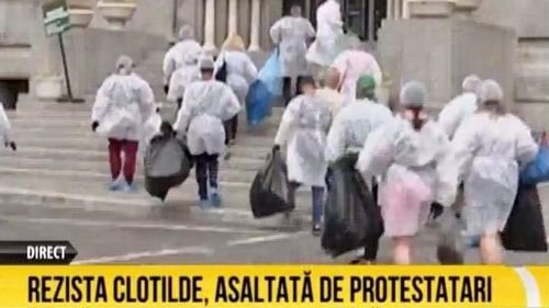 SURSE Protestatara RTV Codruța Cerva, Tudy Ionescu și alte 2 persoane, amendate cu 38.000 de lei pentru că au aruncat saci cu gunoi pe treptele Primăriei Sectorului 1 și la locuința edilului Clotilde Armand