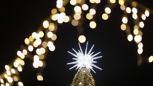 Compania Municipală Iluminat Public vrea să închirieze decoraţiuni de iluminat festiv, cu aproximativ 8 milioane de lei, pentru centrul Capitalei