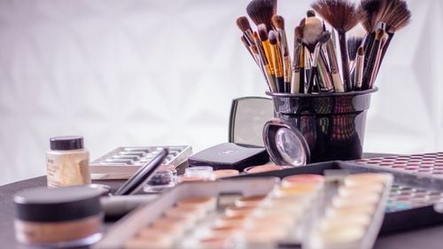 Substanțe chimice periculoase detectate în sute de produse cosmetice din Europa, inclusiv din România