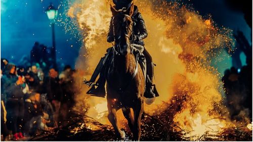 Las Luminarias, sărbătoarea trecerii cailor prin foc: între tradiție spaniolă străveche și grija pentru animale (VIDEO)