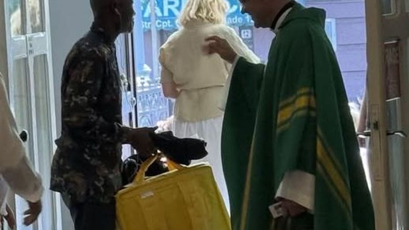 Anunţ inedit al părintelui Francisc Doboş, după ce Dan Tanasă (AUR) a recomandat refuzarea comenzilor livrate de străini: Un dac neaoş din Nigeria a venit să se spovedească.  M-a rugat să-i binecuvântez munca şi rucsacul pentru livrarea de mâncare