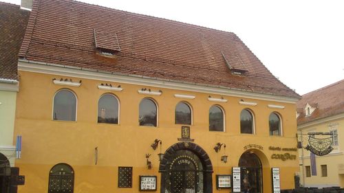 Casa Negustorilor din Brașov, simbol al orașului, va fi reabilitată. E monument istoric, unul dintre rarele edificii în stil renascentist