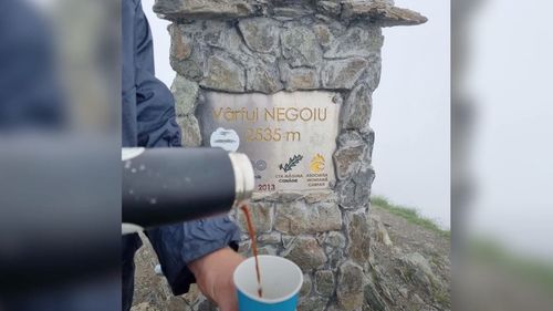 4 medieșeni pasionați de cafea au urcat cele 14 vârfuri de peste 2500 de metri din țară în doar 3 zile și 4 ore / Au împrăștiat cafea pe fiecare pisc
