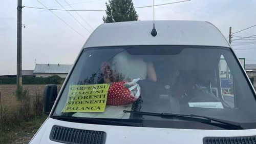 Un microbuz în care se aflau 36 de persoane, cu 17 în plus față de numărul permis, a fost oprit pe A1 de polițiști/ Șoferul, amendat cu 9.000 de lei/ "Tu, drag călător, te-ai gândit la ce risc te expui?”