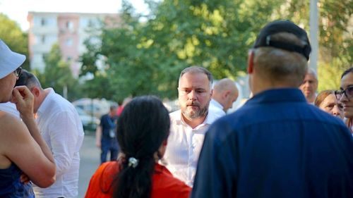 Persoane intoxicate în Parcul Ioanid din Bucureşti, după ce ar fi inhalat vapori din substanţe folosite la întreţinerea echipamentelor de joacă / Societatea care are echipamentele nu deţine autorizaţie de ocupare a domeniului public, fiind sancţionată