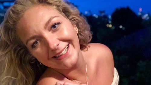 O jurnalistă radio din Danemarca a relatat "într-un mod diferit" despre redeschiderea cluburilor după relaxarea restricţiilor: S-a înregistrat făcând sex într-un club de swingeri. Directorul postului a lăudat-o pentru ”acest tip de jurnalism imersiv”