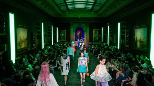 Louis Vuitton cruise 2027 la The Frick Collection: Nicolas Ghesquière construiește un dialog între Gilded Age și New York-ul lui Keith Haring