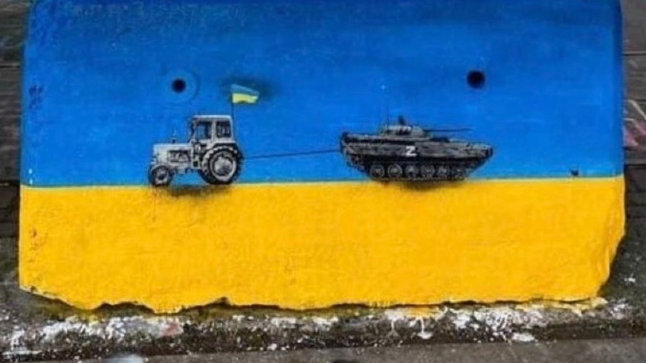 VIDEO Tractorul ucrainean, spaima armatei ruse. Festival de meme pe internet