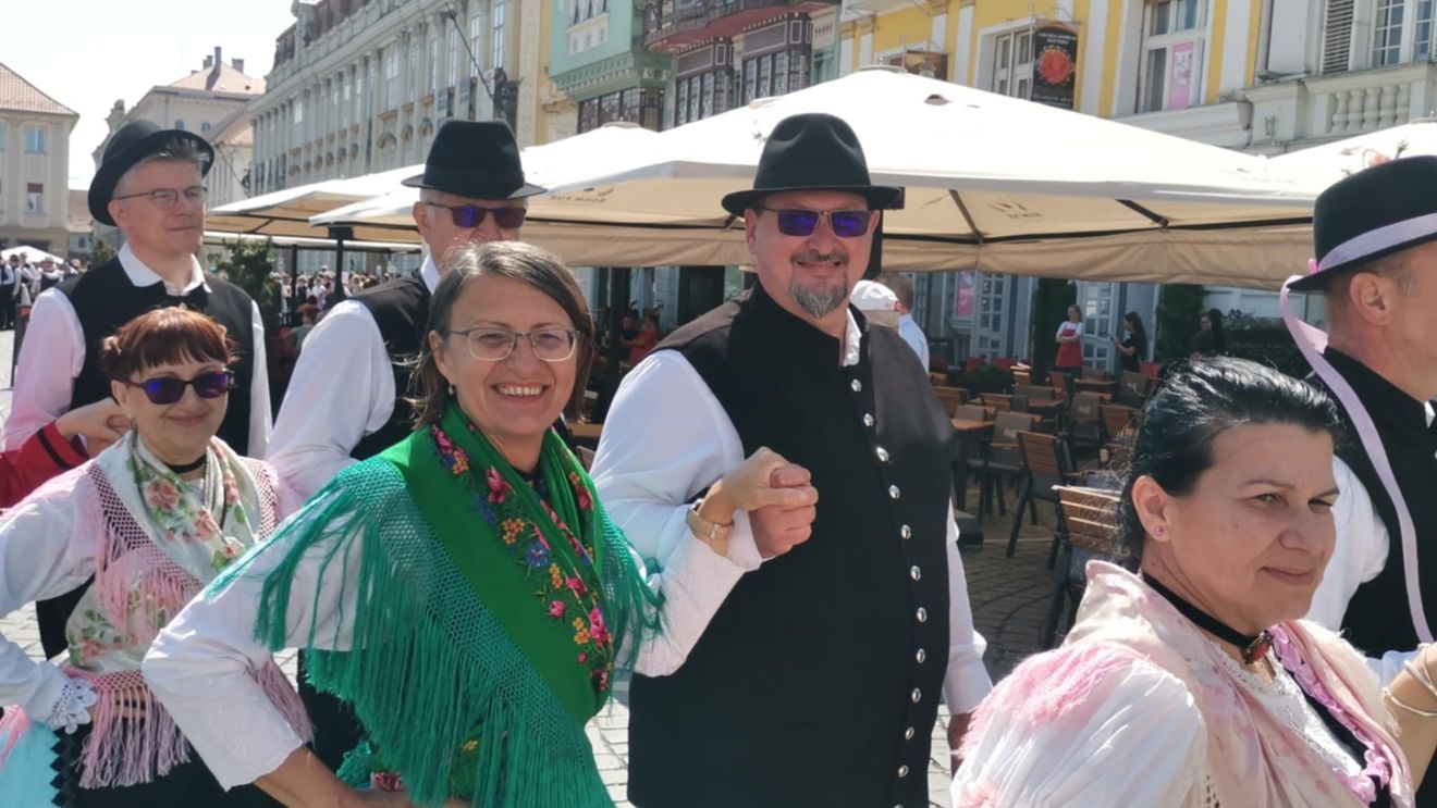 Turism genealogic, în Banat / Un ghid îi plimbă prin locurile natale pe cei plecați de aici / ”O familie și-a luat o cărămidă făcută la Jimbolia în SUA și o țin pe un mileu, în vitrină. Este absolut fabulos„