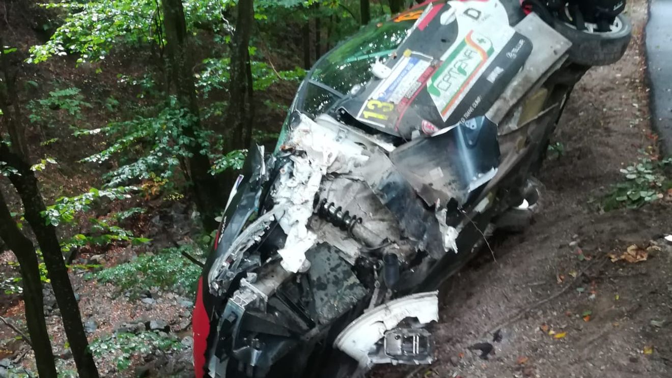 Cluj: Membrii unui echipaj care participa la „Transilvania Rally”, răniți după ce autoturismul a ieșit în decor