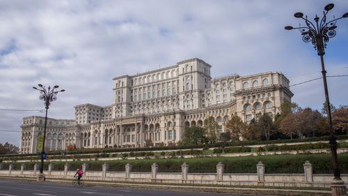 Camera Deputaţilor cumpără un sistem de control acces auto cu barieră şi recunoaştere numere de înmatriculare, pentru securitatea parlamentarilor