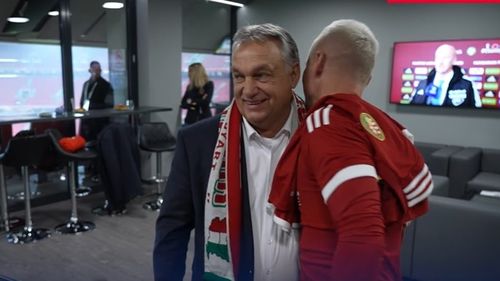 VIDEO Viktor Orban a purtat un fular cu harta Ungariei Mari, simbolul revizionismului istoric