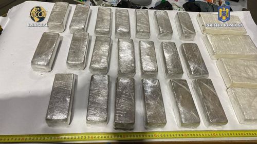Traficanți de droguri reținuți în București, cu peste 4 kilograme de cocaină și 10 kilograme de heroină / Au fost reținuți un albanez, un muntenegrean și un român