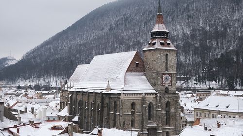 Curtea Bisericii Negre din Brașov va fi restaurată cu fonduri europene nerambursabile / Curtea e în stare de degradare, cu pavimentul deteriorat și un sistem de rigole ineficient