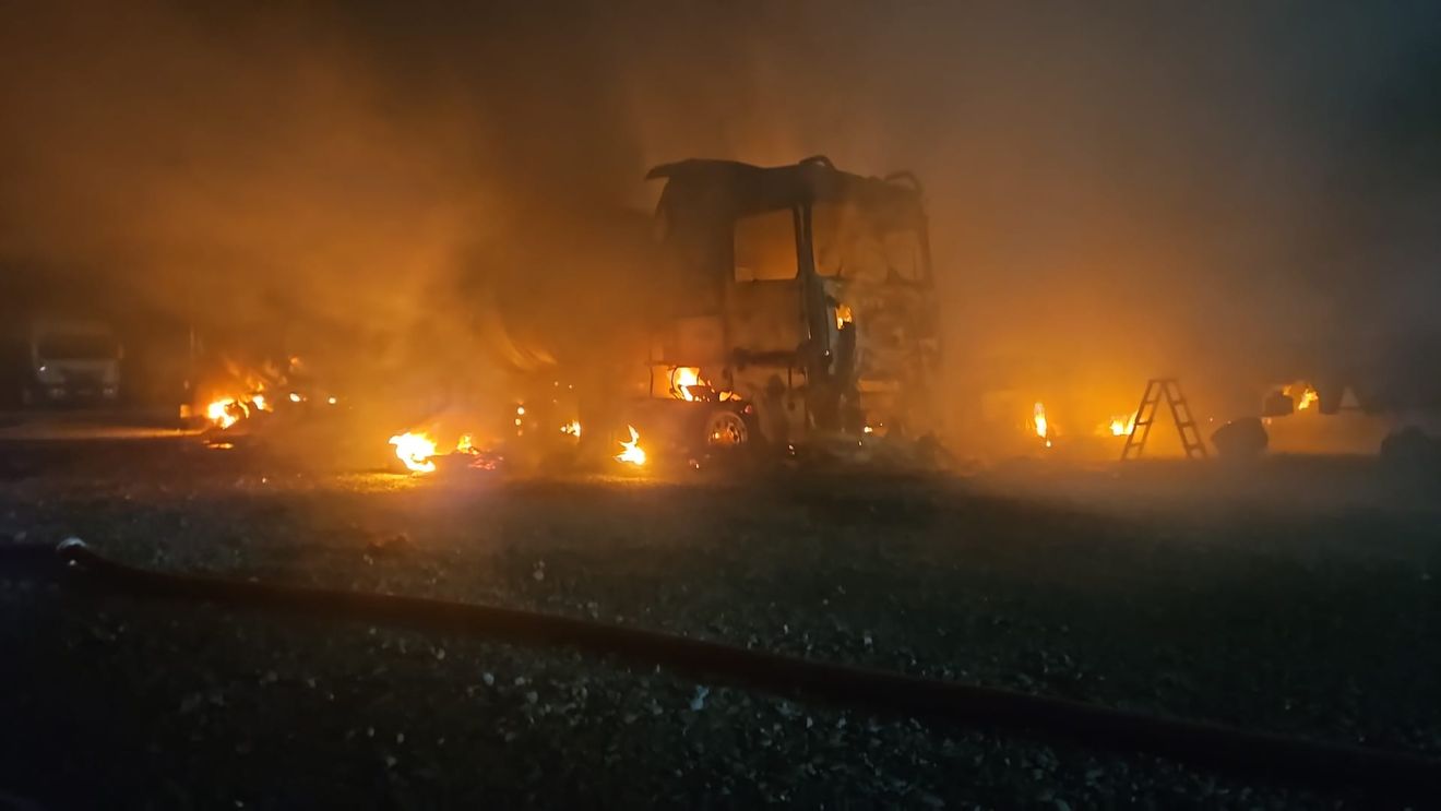 FOTO Mai multe cisterne ard într-o parcare din localitatea 2 Mai / Se aud explozii / A fost transmis RO-Alert
