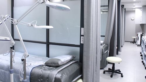 Parlamentul a adoptat proiectul de lege care permite primăriilor, chiar şi celor care nu au în subordine spitale, să contribuie direct la finanţarea unităţilor sanitare din comunitate