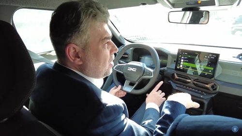 VIDEO Premierul Marcel Ciolacu rostește public primele cuvinte în limba engleză, în timp ce testa un Duster alături de directorul Dacia: „This is only electric?”