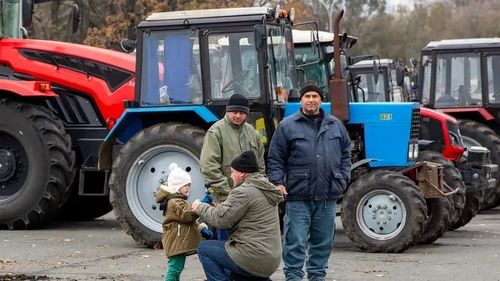 Fermierii moldoveni au blocat vama Leușeni-Albița / Guvernul de la Chișinău a anunțat că nu va mai subvenționa fermierii de la sud care nu vor să se reprofileze
