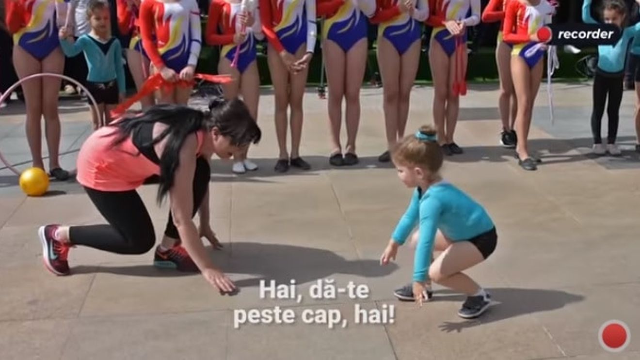 Profesoara fetiţei din Piteşti care s-a dat peste cap în faţa premierului Dăncilă: "Copiii merg cu entuziazm şi mândrie pentru dragostea faţă de judeţ. Nu politizaţi copiii"