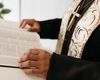 Un preot revine la altar, cu binecuvântarea Episcopiei Alexandriei și Teleormanului, deși este cercetat într-un dosar de delapidare cu un prejudiciu de aproape 5 milioane de lei