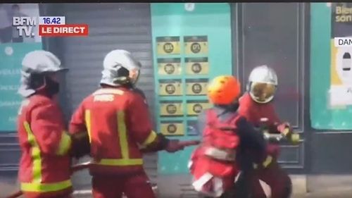 VIDEO Indignare în Franța, după ce un pompier a fost lovit de un manifestant