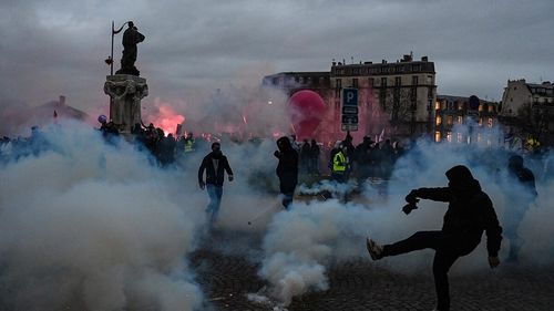 Poliția franceză a arestat 217 persoane în timpul protestului violent de la Paris împotriva reformei pensiilor/ Au fost folosite tunuri cu apă şi gaze lacrimogene