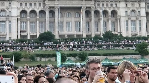 Dan Barna, despre funcționarii din Parlament care au privit gratuit concertul Bon Jovi, de pe pajiștea din fața instituției: ”Asta este cultura de mică ciupeală care ne ține pe loc. O coțcărie clasică”