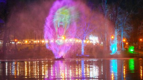 FOTOGALERIE | Târgul de Paște din Craiova s-a deschis duminică seara: cel mai așteptat moment a fost spectacolul de holograme proiectate pe lac