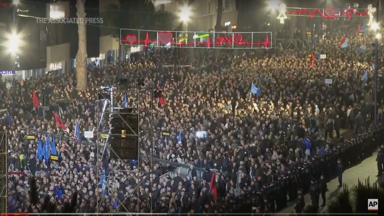 Mii de activişti ai opoziţiei din Albania cer demisia premierului Rama