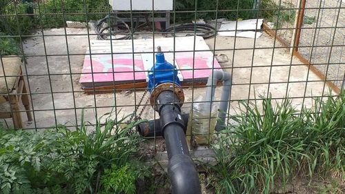 Stațiile de pompare a dejecțiilor din comuna Clinceni le fac viața un calvar locuitorilor din cauza refulărilor și ale mirosurilor greu de suportat. Operatorul susține că totul funcționează în parametri normali