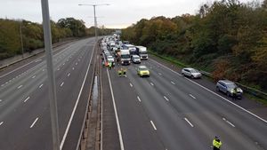 Cinci activiști "Just Stop Oil" din Marea Britanie, condamnați la închisoare după ce au blocat o autostradă în semn de protest