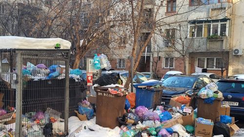 FOTO Ploieștiul îngropat în gunoaie / Se împlinește o săptămână de când nu mai sunt ridicate deșeurile menajere