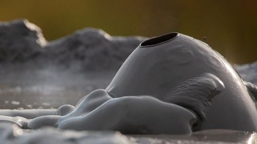 Bulele Vulcanilor Noroioşi, asemuite baloanelor de săpun, analizate de o echipă internaţională de cercetători: ”Fiind fizician, am fost surprins de faptul că aceste bule de nămol cresc la un diametru uriaş şi apar mai multe găuri pe suprafaţa acestora”