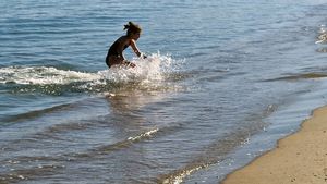 VIDEO Vara din octombrie pe plaja din Constanța: Oamenii au făcut baie în mare și s-au bronzat cu o lună înainte de iarnă/ Cum se anunță weekendul viitor (galerie foto)