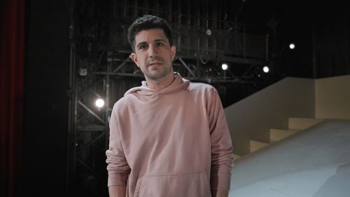 VIDEO Dacă ai avea 3 secunde la dispoziție, cum i-ai atrage pe tineri la teatru? Ce crede actorul Alex Călin despre apropierea de noile generații de spectatori