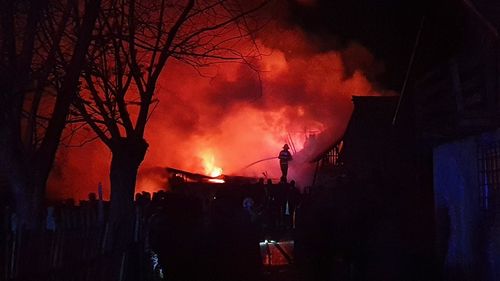 Harghita: Peste 50 de pompieri, mobilizați la incendiul care a cuprins mai multe anexe gospodăreşti din localitatea Ciumani