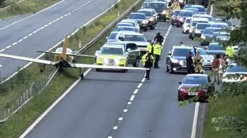 Un avion ușor a aterizat de urgență pe o autostradă din Marea Britanie / Martorii au felicitat pilotul: A făcut o treabă extraordinară