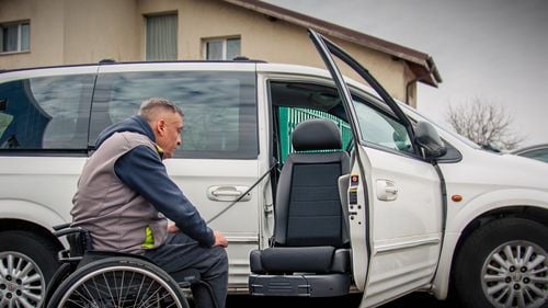 Viața în scaun rulant: trei membri ai echipei MotiShop recomandă produse și soluții pentru o viață cât mai independentă