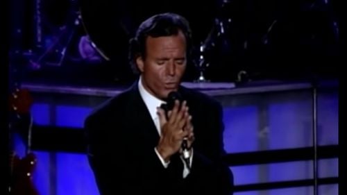 Julio Iglesias şi Netflix au ajuns la un acord pentru un serial despre viaţa cântăreţului
