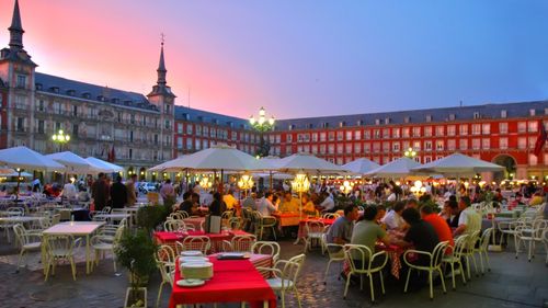 Hoți arestați pentru furtul a peste 1.000 de scaune de la terasele din Spania, pe care le-au revândut și în România