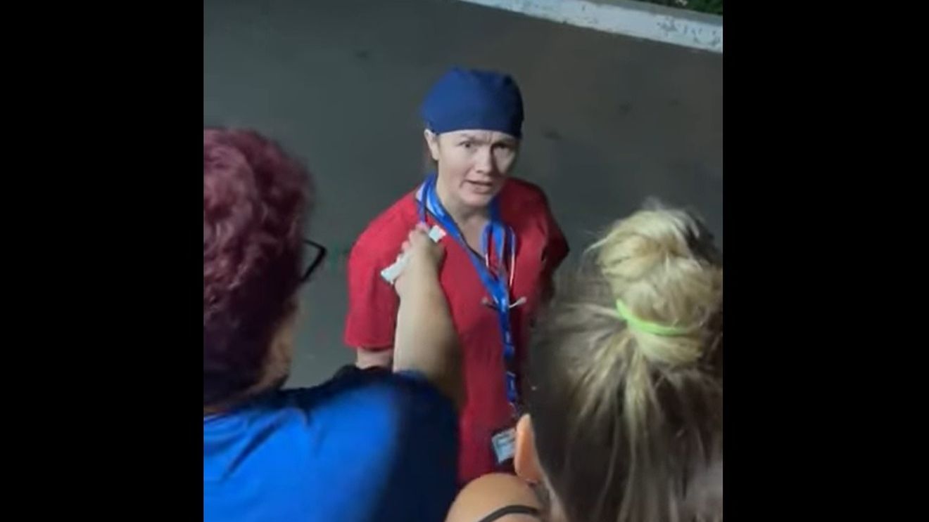 VIDEO Doctoriță de la spitalul din Botoșani, către oamenii care protestau după moartea tinerei gravide: „Țipați ca niște animale!”