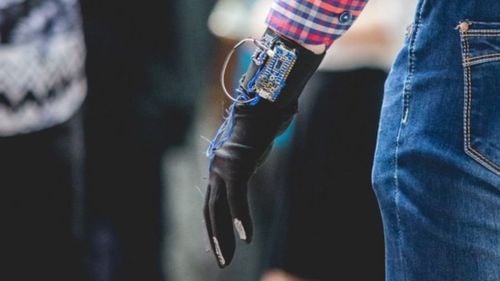 Invenția unui start-up din Iași: Mănuşa care depistează boala Parkinson cu mai mulți ani înainte de apariția primelor simptome / Dispozitiv IoT detectează tremuratului asociat bolii