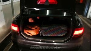 Doi migranţi sirieni ascunşi în portbagajul unui autoturism, prinşi la Nădlac II /  Încercau să iasă ilegal din România