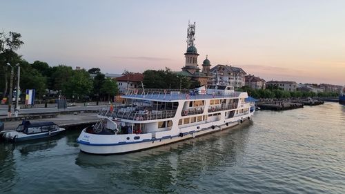 Cum ajută România rezistența ucraineană: mărfurile vitale pentru supraviețuirea Kievului pot fi transportate și noaptea pe brațul Sulina al Dunării