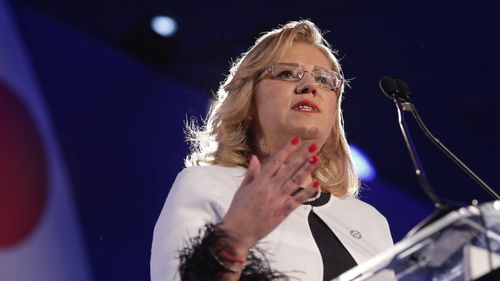 Meciul declarațiilor continuă între Corina Crețu și Lucian Șova: ”Nu sunteți singurul care la București îi ridicați osanale lui Dragnea, iar la Bruxelles îl denigrați cât puteați” / Șova: ”O discuție cu mine pe acest subiect nu ați avut”