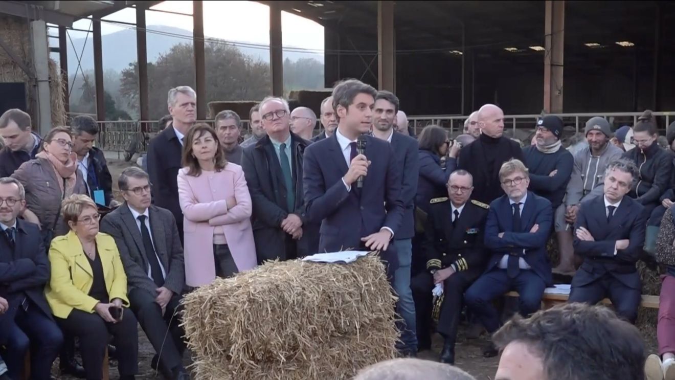 Premierul Franței, aşteptat în vizită la o fermă / Agricultorii ameninţă că încep „asediul Parisului"